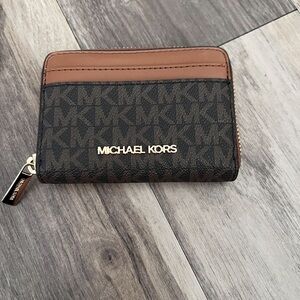 Michael Kors medium wallet (like new)